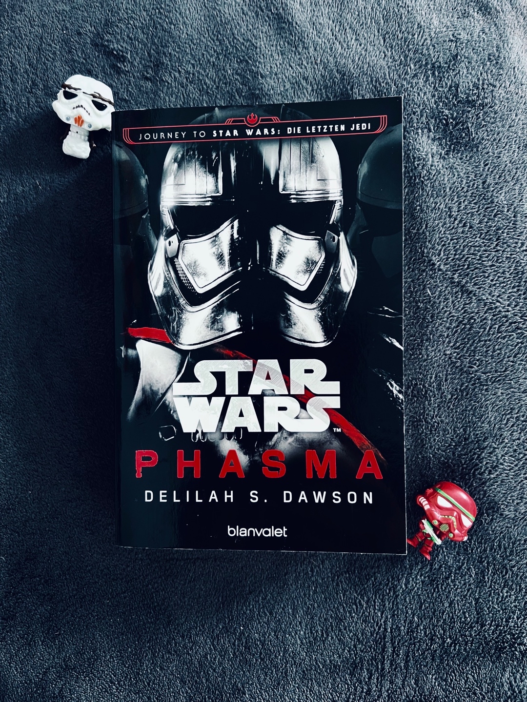 Ein Großteil der Handlung spielt ca. 10 Jahre vor Episode VII „Das Erwachen der Macht“.
Anfangs etwas langwierig und zäh, bis sich der Spannungsaufbau zeigt.
Wunderbar anzusehen, wie der Wandel von Phasma als Stammeskriegerin bis zum Mitglied in der Ersten Ordnung erfolgt. Sehr intrigenreich.