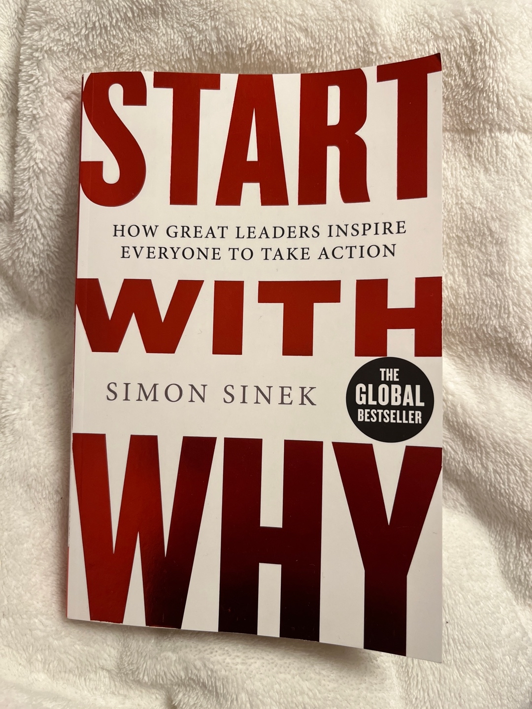 In Start with Why beschreibt Simon Sinek, dass erfolgreichen Menschen und Unternehmen gemeinsam ist, dass sie immer mit ihrem WARUM beginnen und dieses präsent halten.