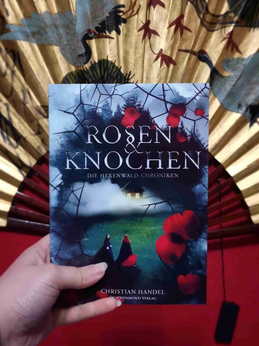 Liebt ihr Märchenadaptionen genauso wie ich?
Und interessiert euch für Buchreihe, die sogar mehrere Märchen vereint.
Dann kann ich euch schon mal dieses Buch von Christian Handel empfehlen.❤️