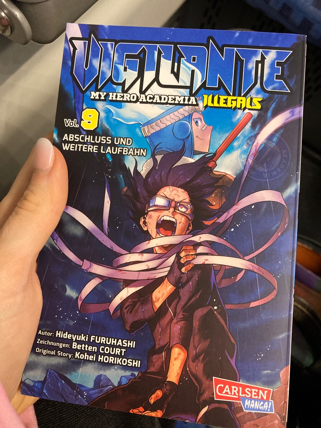 Okey! Ich will Vigilante weiterlesen und nun habe ich keine Bände mehr😭 Ich kann zwar absolut nicht verstehen weshalb Makoto so handelt, aber egal! Pop steht vor allem am Ende im Fokus und das hat mir doch sehr gefallen. Das Werk macht sich💞