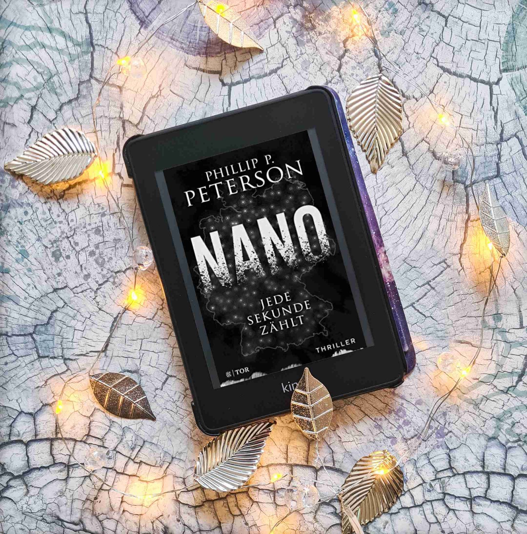 [Werbung/Rezensionsexemplar] 
Auf "Nano - Jede Sekunde zählt" von Phillip P. Peterson hatte ich mich sehr gefreut. Es geht um selbstreplizierende Nano-Maschinen, die in die Umwelt gelangen. Ein Szenario, dass zuvor zu 99,9% ausgeschlossen worden ist, in diesem Thriller aber natürlich zur Realität wird. Ein sehr spannendes Thema, das mir gerade zu Beginn fast schon Albträume beschert hat, leider nutzt sich das mit der Zeit immer mehr ab, weil immer wieder dasselbe bloß in größerem Ausmaß passiert. Sehr gut getroffen, war die Unfähigkeit der deutschen Bürokratie, schnell und zielgerichtet auf eine Bedrohung zu reagieren. Das konnte ich mir echt richtig gut vorstellen. Da das Buch insgesamt für mich allerdings auch recht vorhersehbar war, war das hier eher ein mittleres Lesevergnügen. Auf den nächsten Science-Fiction Roman des Autors freue ich mich dennoch