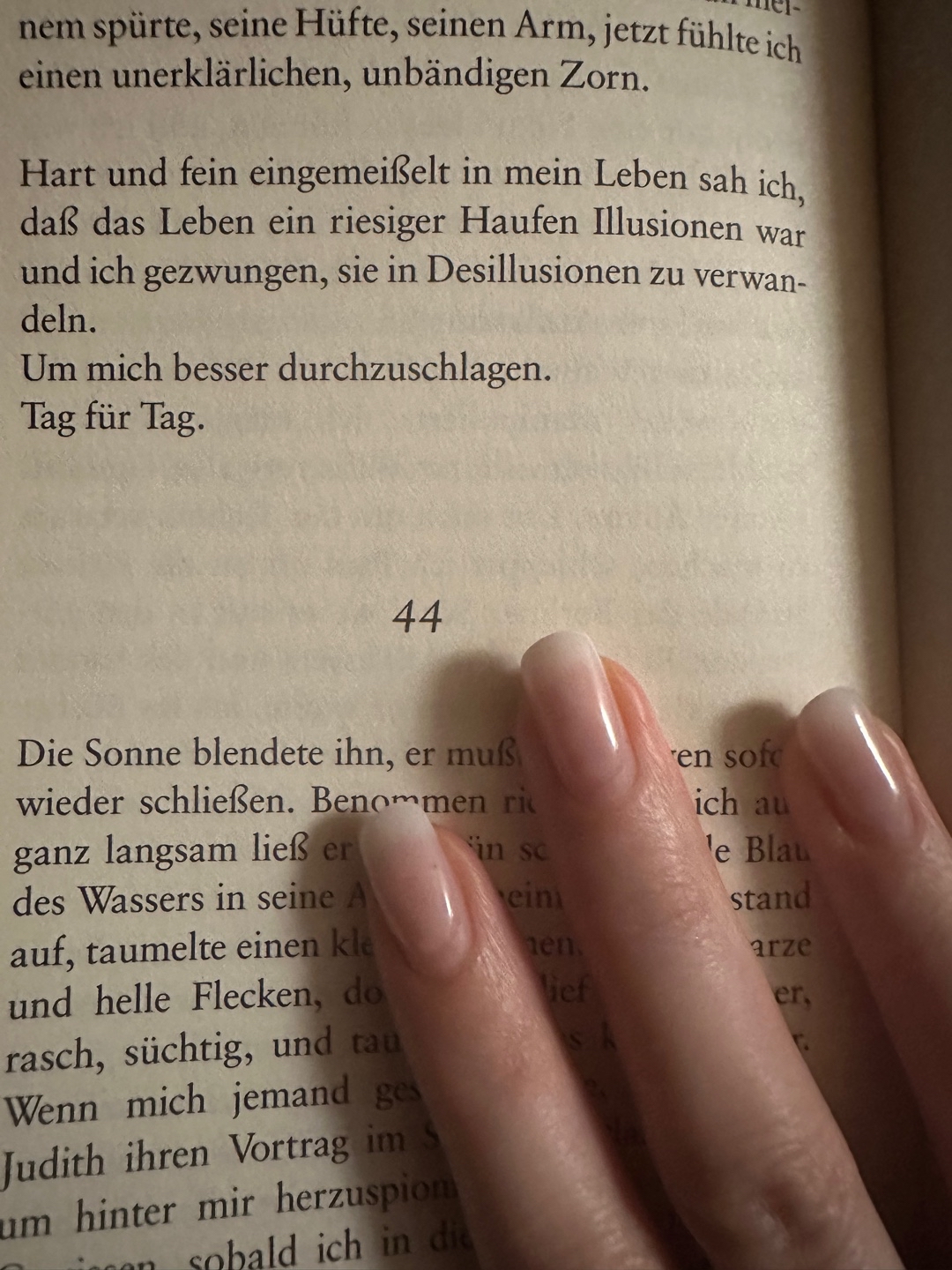 Es ist eine komplexe Geschichte, die einen über die Liebe und Sehnsucht nachdenken lässt.
Die Autorin wechselt wunderbar zwischen verschiedenen Zeiten hin und her.