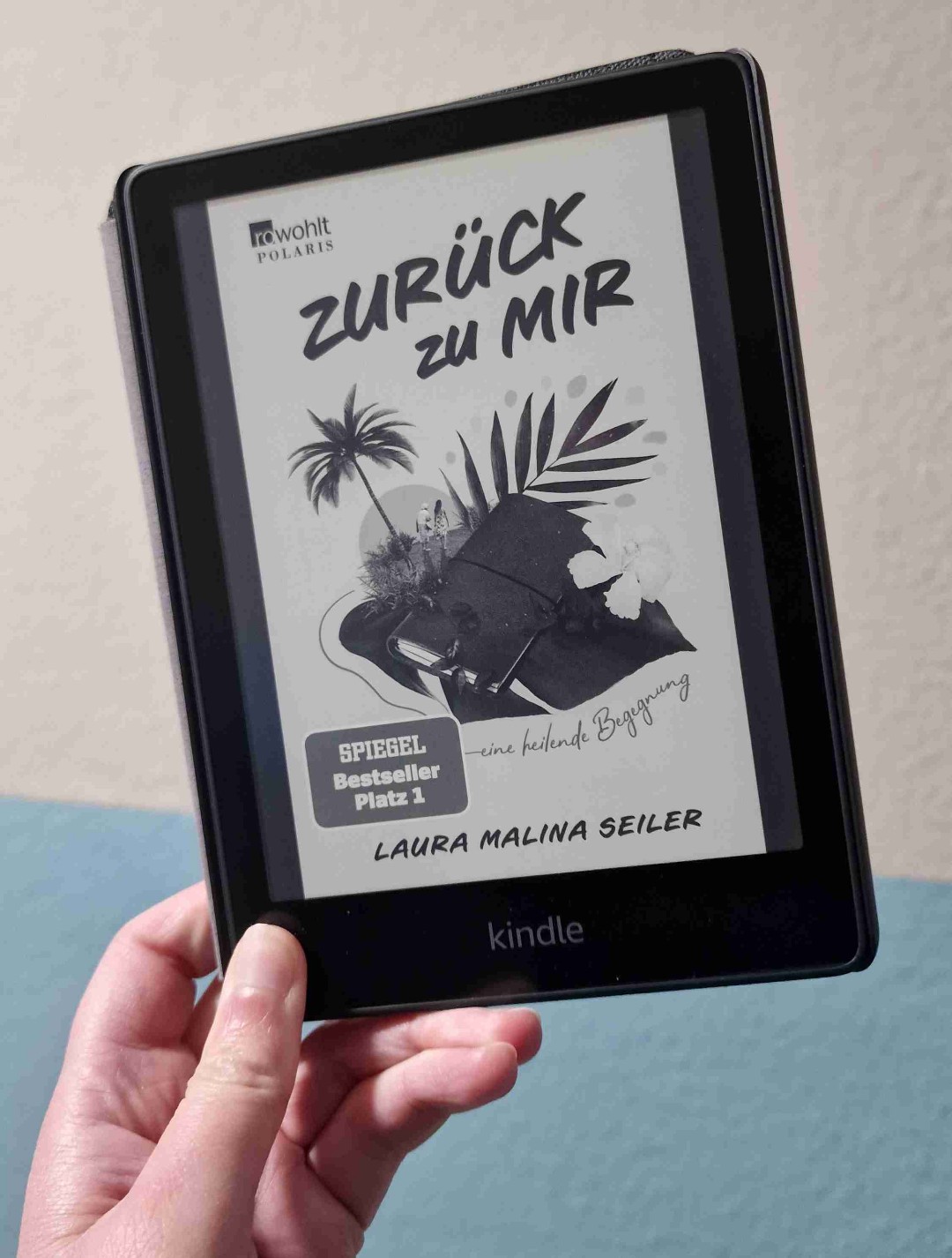 Ein schönes kurzweiliges Buch, ein bisschen wie Balsam für die Seele. 
Alma trifft auf ihr altes weises Ich und begibt sich auf eine Reise. Sie erfährt, wie wichtig es ist sich selbst zu vertrauen und dass alles entweder aus Angst oder Liebe geschieht.  Wie wichtig Liebe und Vertrauen zu ihr selbst ist. Nur durch diese Erkenntnis und ihren Willen ändert sich ihr komplettes Leben. Vereinfacht gesagt "Jeder ist seines Glückes Schmied". 