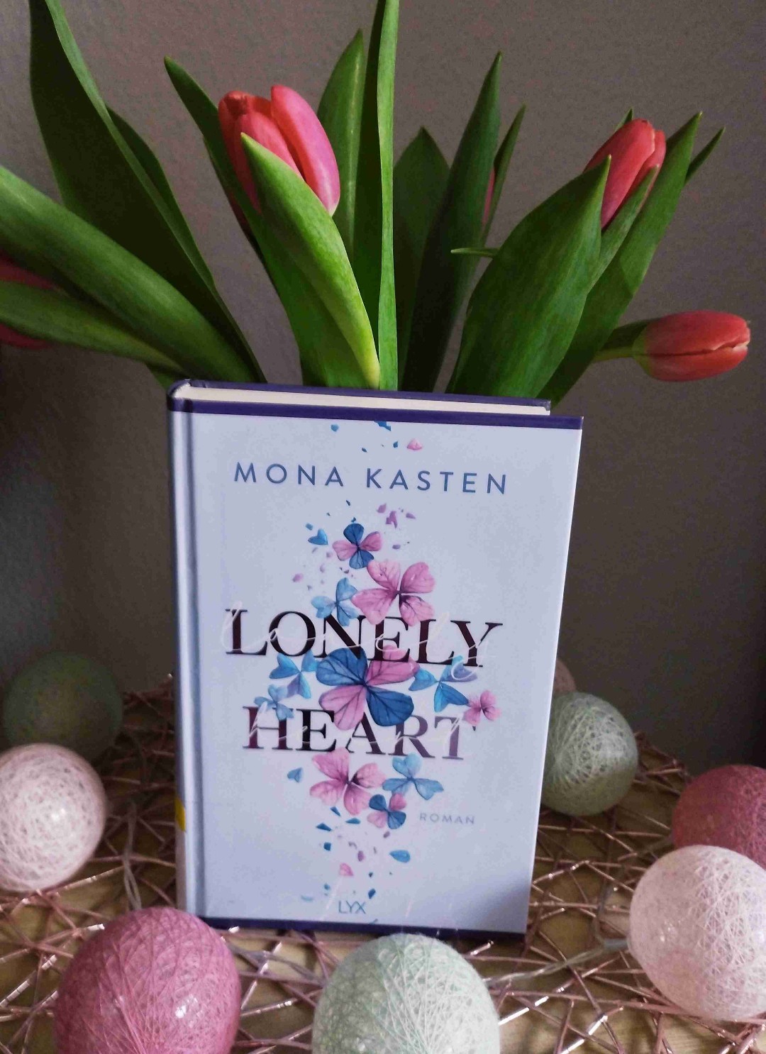 LONELY HEART von Mona Kasten
Achterbahn der Gefühle beim lesen .
Wao , das hatte ich nicht erwartet . Das Buch hat mich gepackt und abgeholt .