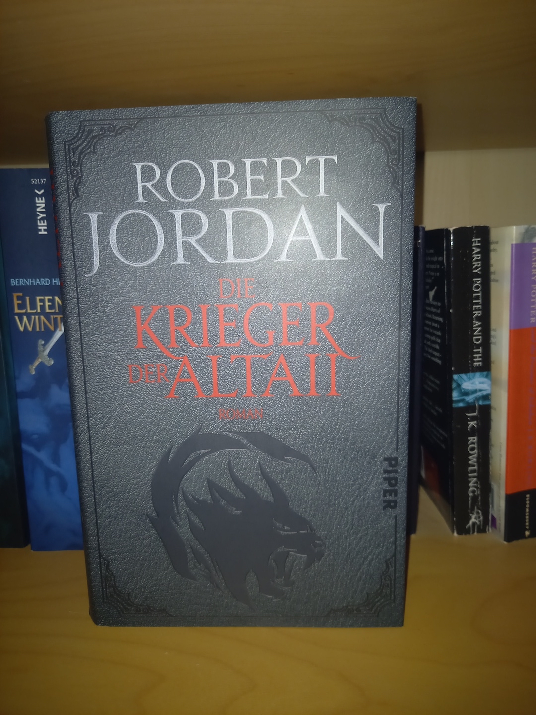 Jordans Erstlingswerk - wurde 40 Jahre nach dem Schreiben veröffentlicht.
Tolles Buch, es lässt sich gut lesen und man ist sofort in der Geschichte.
In der Geschichte finden sich bereits Anspielungen auf „Das Rad der Zeit“.