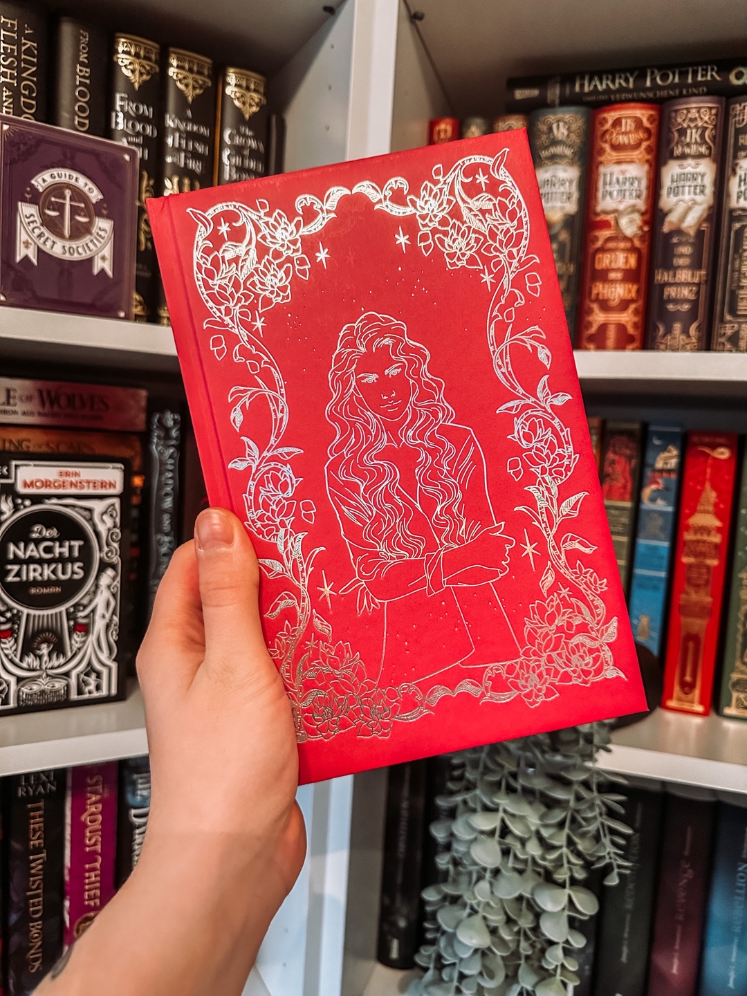 Ist es voll von Klischees? Ja. Ist es teils ziemlich vorhersehbar? Ebenfalls ja. Aber, und das ist das merkwürdige, es macht mir so gar nichts aus. Denn manchmal braucht man eine Portion Klischeehaften Fantasy Romance.