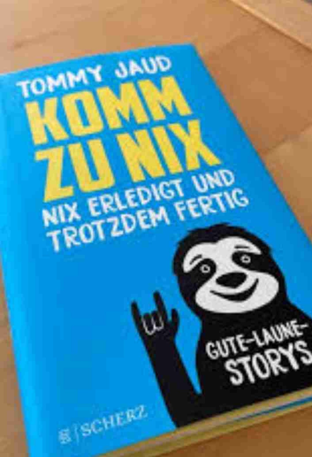 Natürlich habe ich häufig gelacht. Und ab und zu braucht man auch mal was Heiteres.
So gut wie frühere Bücher fand ich es allerdings nicht. Ich gebe daher 3,5 von 5 Sternen ⭐⭐⭐