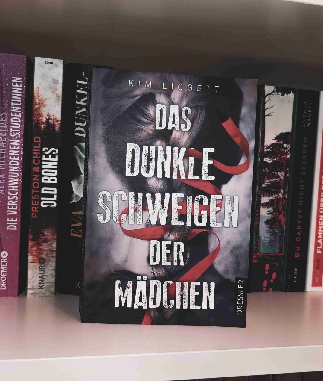 Diese Welt ist schockierend, mörderisch und krank. Das Buch lässt mich traurig aber auch hoffnungsvoll zurück.
