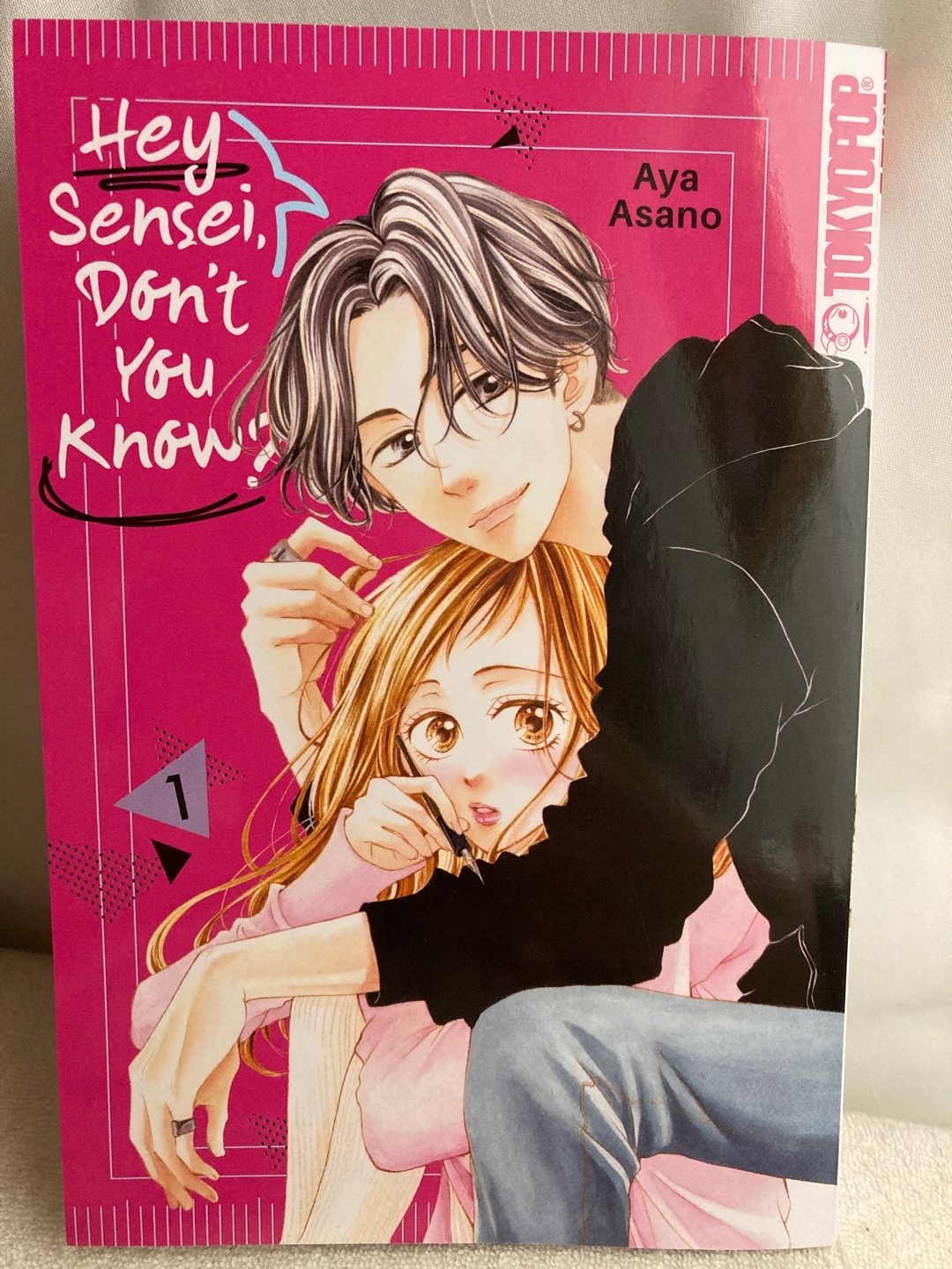 #MangaYear2023 Nr.59 | Hey Sensei, Don‘t You Know? 01 |
Ich bin noch nicht überzeugt, ob ich den unbedingt lesen muss. Positiv ist, dass die beiden direkt zusammen sind und man kein ewiges Hin und Her hat wie in anderen 0815 Manga. Aber wie unromantisch kann man bitte zusammenkommen? Das war mir einfach zu abstrakt haha. Naja abgesehen davon finde ich den Typen echt nichso knorke. Ich bin kein Fan von Typen mit einem Ohrring (jeder soll machen was er will!)😊🙏🏼 Mal schauen was Band 2 vielleicht noch in mir auslöst!