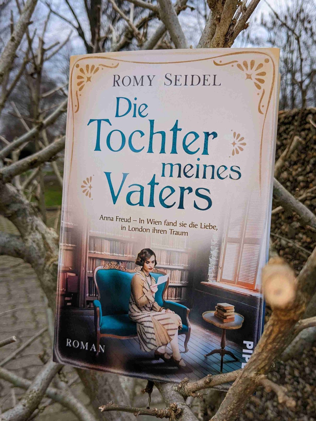 Ein gelungener Roman der Einblicke in Anna Freuds Leben gibt und sich auf die Beziehung zu ihrem Vater konzentriert und Anna im Abnabelungsprozess begleitet.
Ich habe etwas mehr Tiefe in ihrer Arbeit als Psychoanalytikerin und Selbstreflexion vermisst - sowie die Reaktionen ihrer Umwelt auf ihre Liebe.
Trotzdem war Annas Entwicklung sehr spannend und ich habe das Buch in kürzester Zeit vernascht.