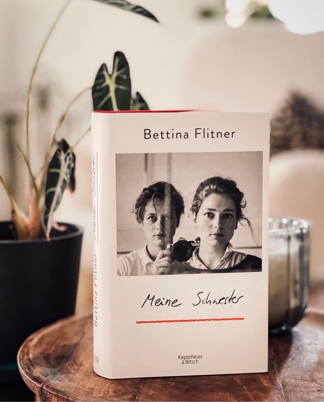 Ein tief berührender Rückblick in die Kindheit, die geprägt wurde durch Wurzellosigkeit, Fremde, Verlust und Trauer, Geschlechterrollen und durch Depression.
