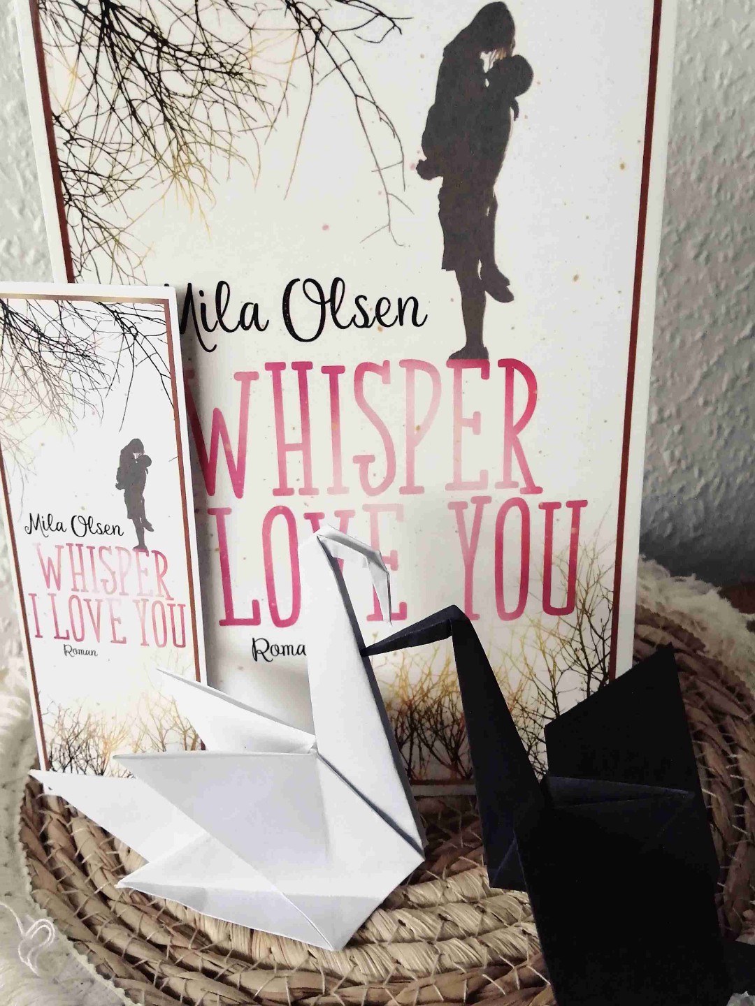 Ich bin ein riesen großer Mila Olsen Fan.
Trotzdem hab ich sehr lange um dieses Buch herum getänzelt und mich dann aber doch getraut es zu lesen. Sie hat es einfach wieder geschafft mich so mit in diese Geschichte zu ziehen. 
Es ist ein toller Schreibstift, leicht zu lesen und zu verstehen.
Die beiden Haputprotagonisten sind super, auch die Nebenprotagonisten sind toll. 
Die Geschichte super traurig mit viel Herzschmerz und schön zugleich. 
Obwohl dieses Buch mich innerlich echt zerrissen hat, ist es einer meiner Favoriten. 