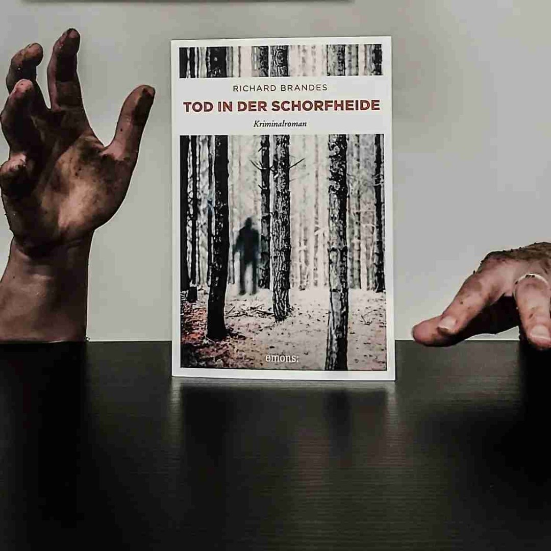 TOD IN DER SCHORFHEIDE 

Wenn man aus der Umgebung kommt, dann liest man die Story ganz anders. Schwör ✌🏽 Man kennt die Orte eben. 

Die Story hätte nicht besser sein können. Raffiniert, spannend und immer wenn man denkt, jetzt hat man es aber raus, lacht der Autor in seinem stillen Kämmerlein, lehnt sich zurück und genießt. 

Fragt lieber nicht wie viele Verdächtige ich hatte. Tztztz. 🙄 

Pageturner mit mega Story und gut durchdachten Charakteren. 