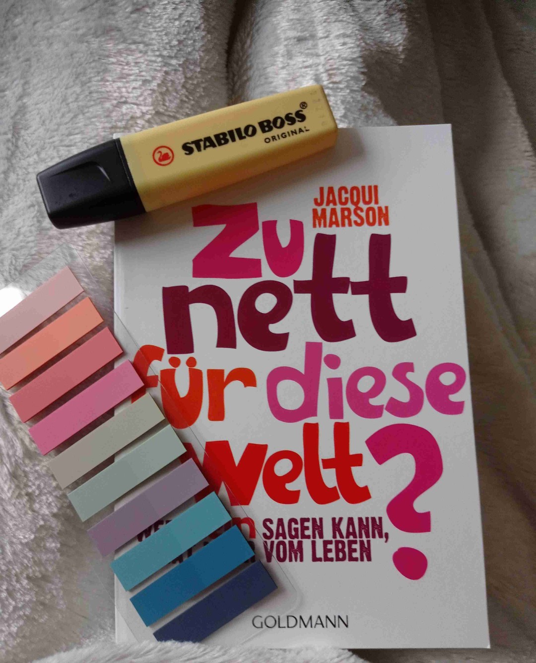 Das meiste ist eigentlich unnötig.
Mir hat eigentlich nur ein Kapitel geholfen.
Man muss sich einfach das raussuchen, was man braucht. Deswegen nur 1.5 Sterne.