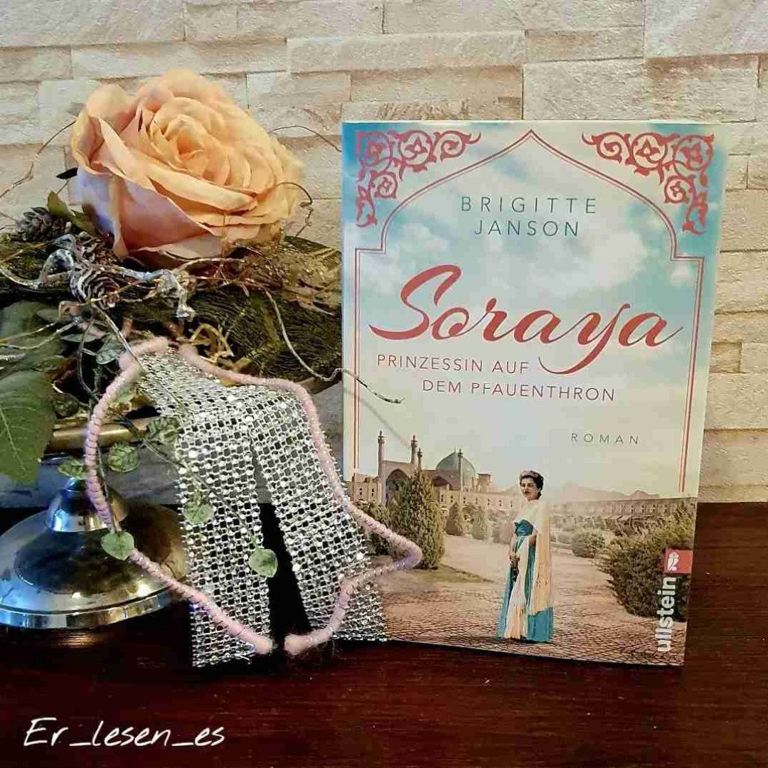 ⭐️⭐️⭐️
Eine Geschichte mit viel Potential – einiges davon verschenkt. Alles in allem habe ich dieses Buch zwar gern gelesen, weil es einfach sehr flüssig geschrieben ist (so als sähe man einen Film über Soraya), aber es haben sich für mich doch einige Kritikpunkte herausgestellt, so dass es für mein Leseempfinden über 3 Sterne nicht hinauskommt.