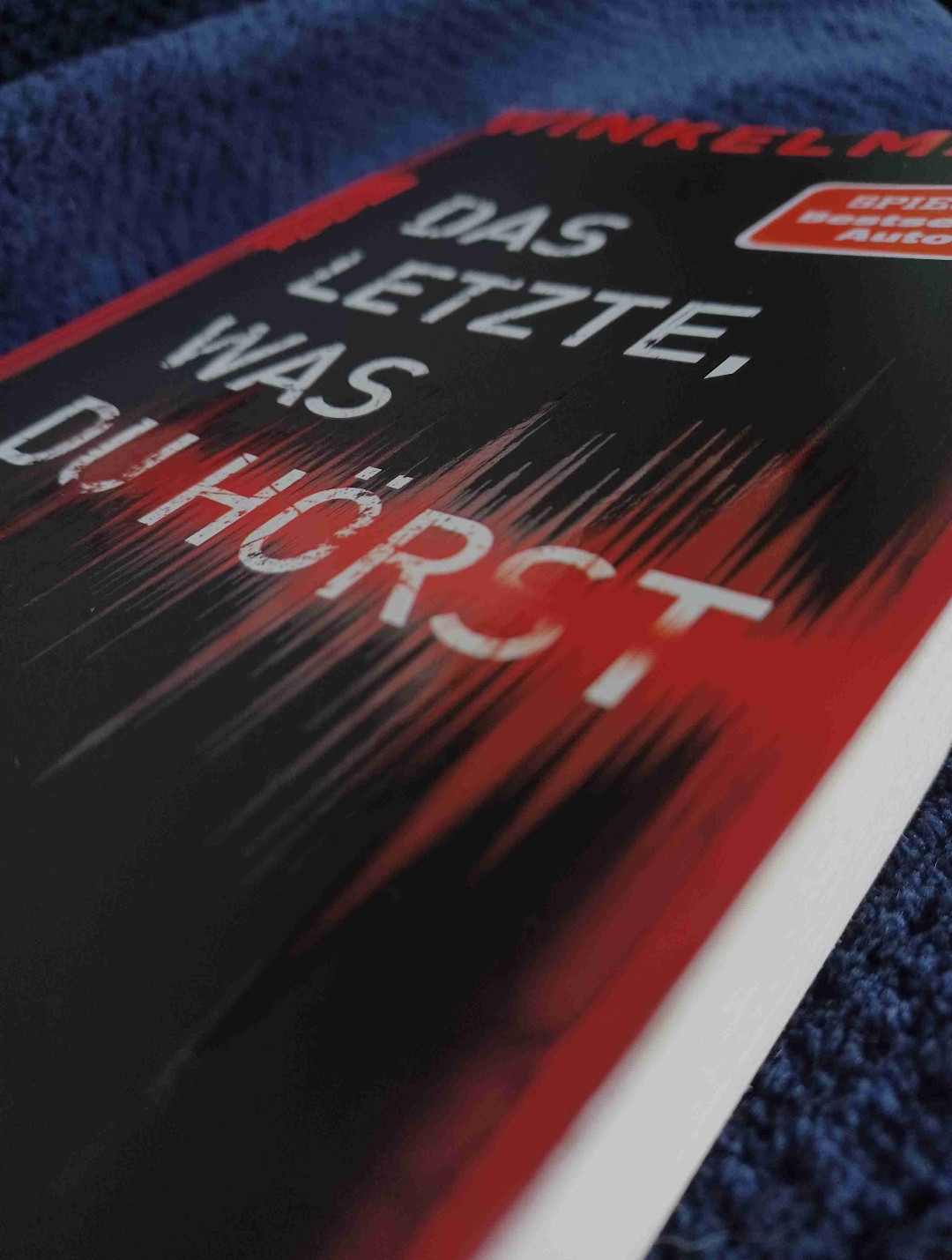 English: Broadly speaking, it's about a podcast with a lot of deadly family history behind it!
German: Im Großen und Ganzen geht es um einen Podcast hinter dem eine Menge tödliche Familiengeschichte steckt!