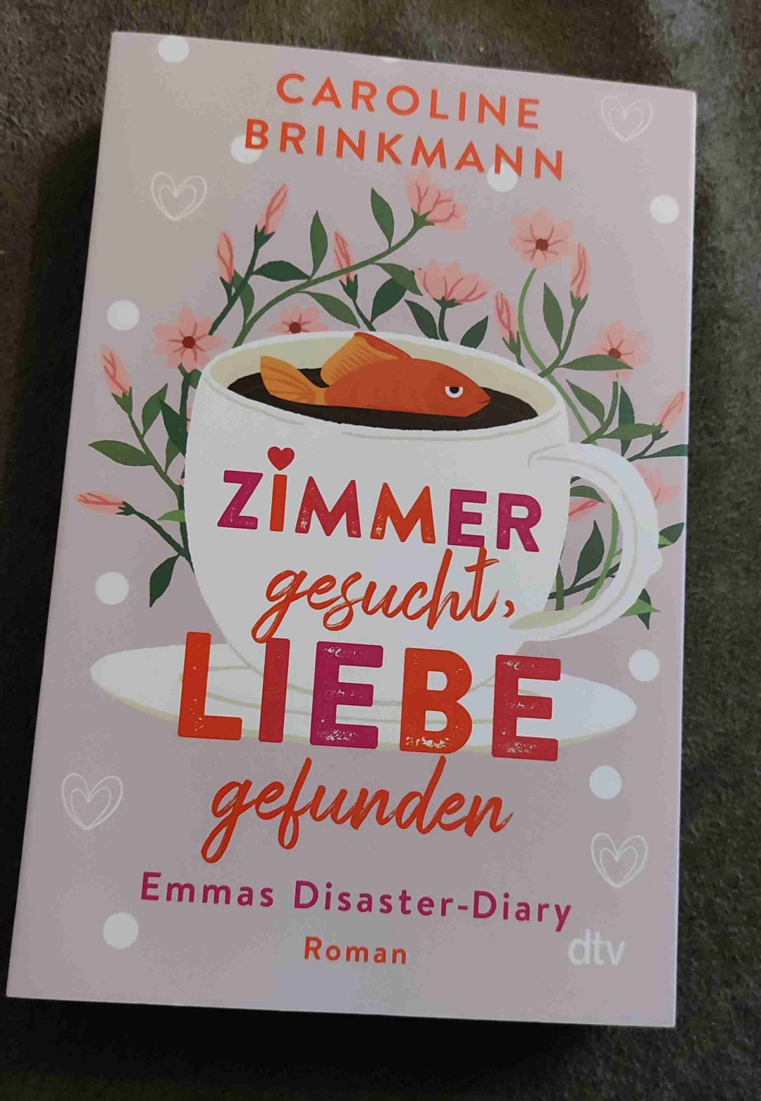 Am Anfang eher schleppend, aber ab der Hälfte ca. sind mir die Charaktere und damit auch die Geschichte ans Herz gewachsen. Auch der Humor hat gegen Ende hin eher meinen Geschmack getroffen. Die Figuren sind teilweise etwas überspitzt (aber nicht so sehr, dass sie cringe wären) und ein paar Mal weniger erwähnen, dass Emma mit Pflanzen spricht, hätte es auch getan. 😅🙈 Unterm Strich mochte ich den Roman und hatte ein paar vergnügliche Lesestunden damit.
