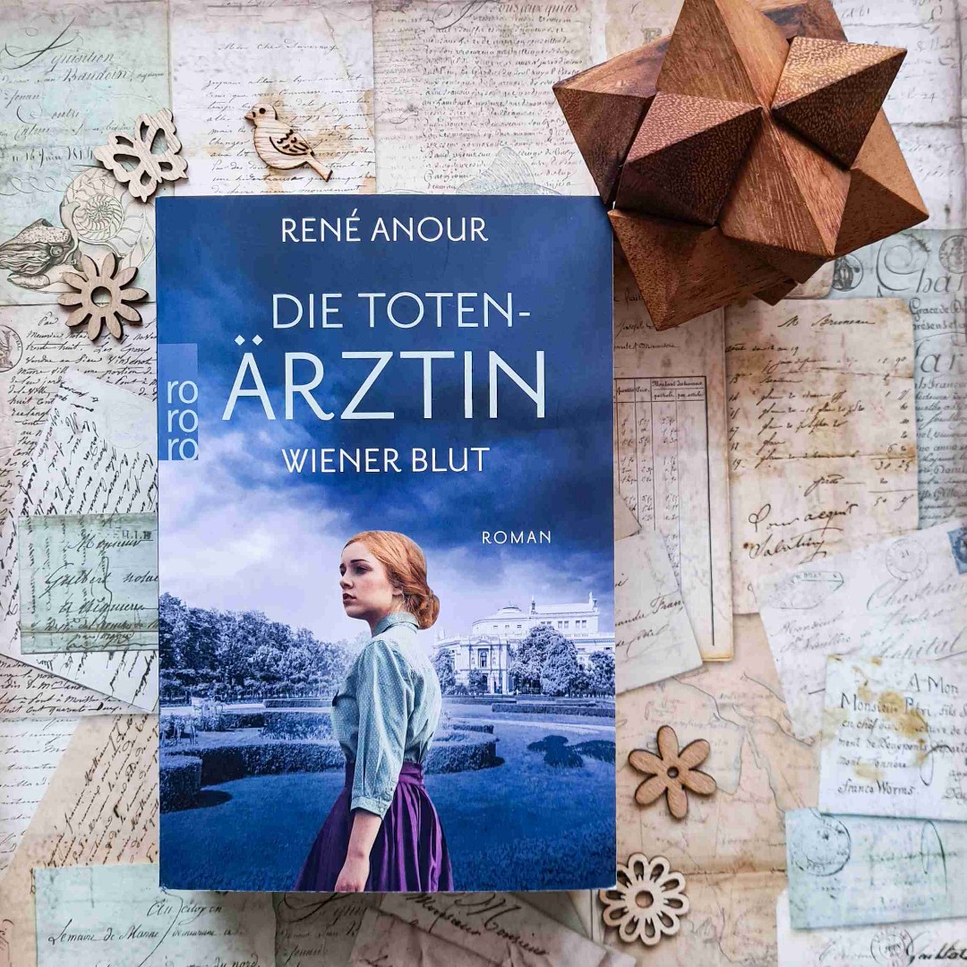 Dies ist der erste Krimi, der mir von Anfang bis Ende gefallen hat. Allerdings muss ich zugeben, dass ich einen zweiten Anlauf brauchte. Die richtige Stimmung und Erwartungshaltung ist eben doch wichtig. Die Verbindung von Medizinhistorie mit einem Kriminalfall hat mich schon vor dem Lesen sehr angesprochen. Der nötige Humor und die tolle Freundschaft zwischen Fanny und Tilde haben ihr übriges getan. Die Todesfälle haben Fanny an interessante Orte innerhalb Wiens gebracht und ihr einiges abverlangt. Das Ende war dann echt fies. Ich musste mich stark zurückhalten, nicht direkt den nächsten Band zu lesen. Diese Reihe wird definitiv weiter gelesen, aber ich möchte mir auch die nötige Zeit dafür nehmen, denn ich denke ein Krimi wird nur von Zeit zu Zeit etwas für mich sein.