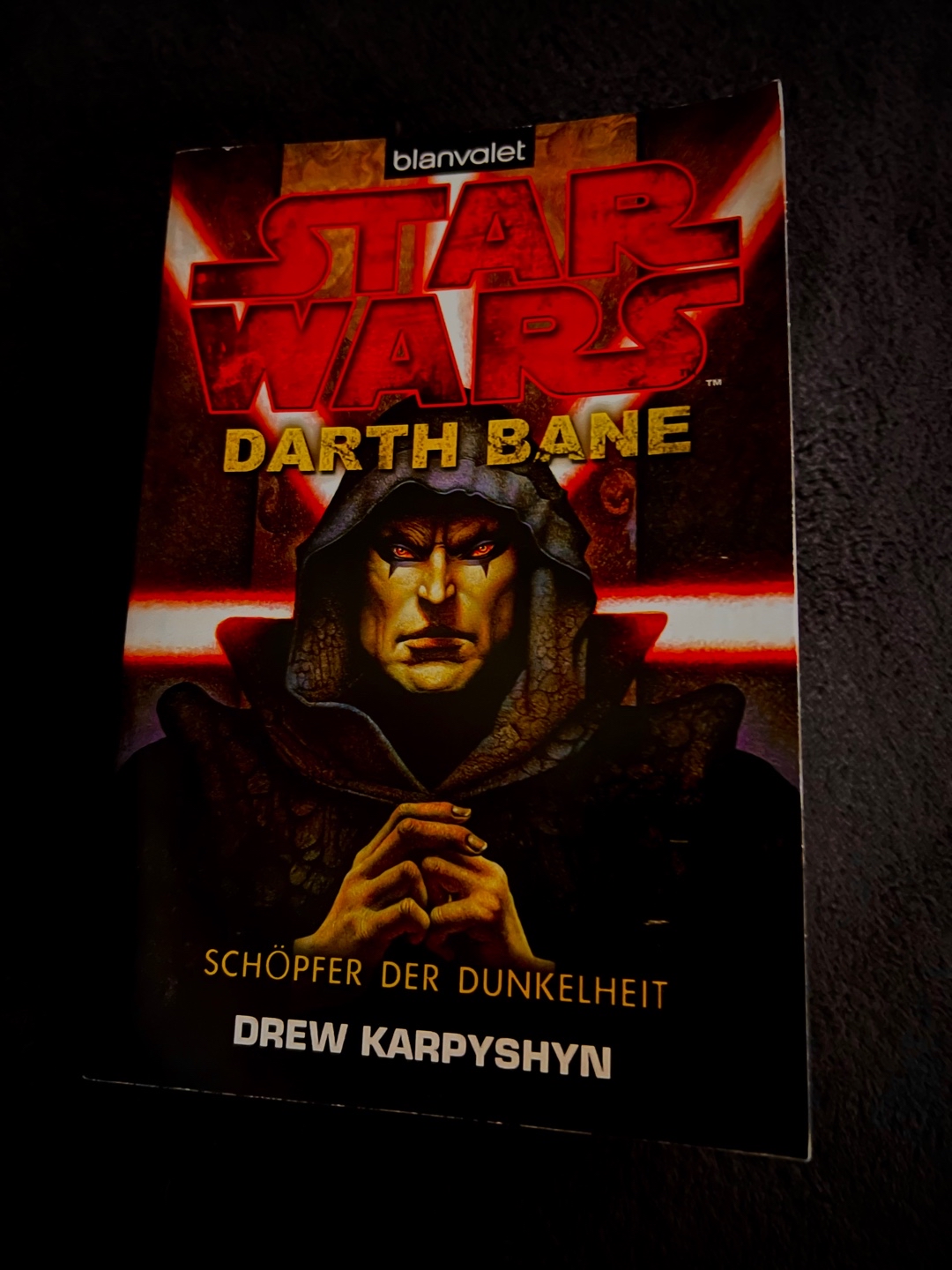 Sehr gut geschrieben, fesselnde Handlung bis zum Schluss.
Ideal, um tiefer in die Welt der Sith einzutauchen.
Schürt nun allerdings auch hohe Anforderungen für die Fortsetzung der Trilogie.