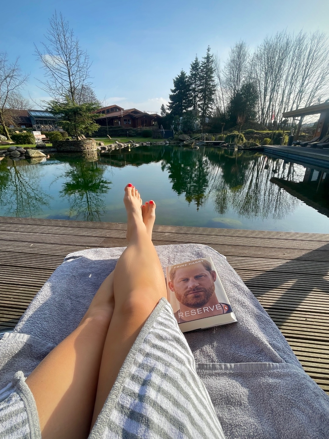 Eigentlich wollte ich das Buch mehr oder weniger nur einmal durchblättern… Jetzt bin ich aber damit angefangen und absolut begeistert… Es nimmt mich extrem mit zu lesen, was Harry alles durchmachen musste, wie mutterseelenallein er war… Absolut lesenswert. Das Erschreckende: er ist so alt wie ich, aber man hat das Gefühl, es sei ein historischer Roman… Mit Schlägen von Lehrern etc… Sowas gab es noch zu unserer Zeit??? 😱 Das Buch berührt mich zutiefst…