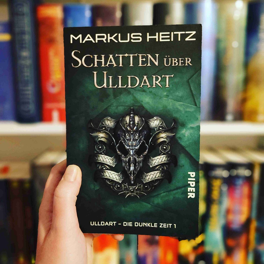 Gute Fantasy mit einem Protagonisten, der sich Gott sei Dank sehr positiv entwickelt hat und dessen Abenteuer ich mit viel Freude verfolgt habe.
