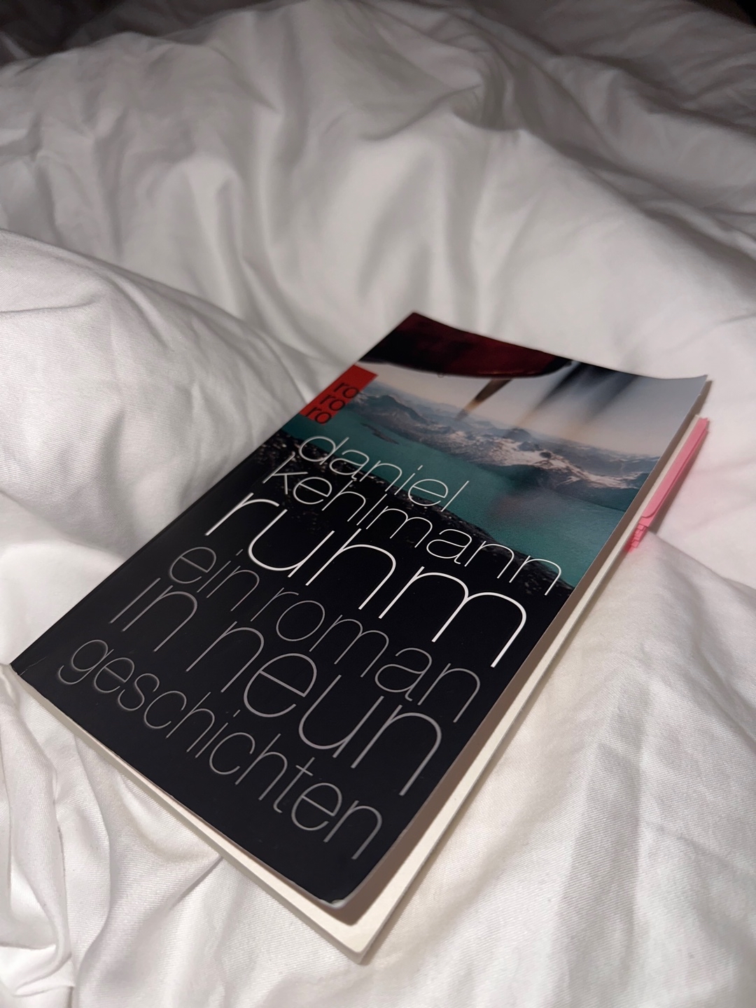 Das Buch war etwas anstrengend zu lesen. Einige Kapitel waren sehr spannend, jedoch fand ich blöd, dass sie ein offenes Ende hatten.