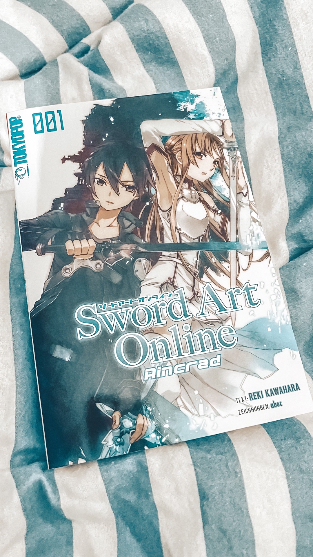 Ich bin ein Riesen Fan des Anime. Als dieser damals rauskam habe ich ihn fast in einem Rutsch durchgeguckt. Ging leider nicht komplett da noch nicht alle Folgen draußen waren. Nun möchte ich die Light Novel nachholen, so wie auch den Manga und bin bisher sehr begeistert und wurde nicht enttäuscht. In der Light Novel bekommt man noch mal einiges mehr mit, als im Anime oder Manga. Mag ich sehr! ❤️