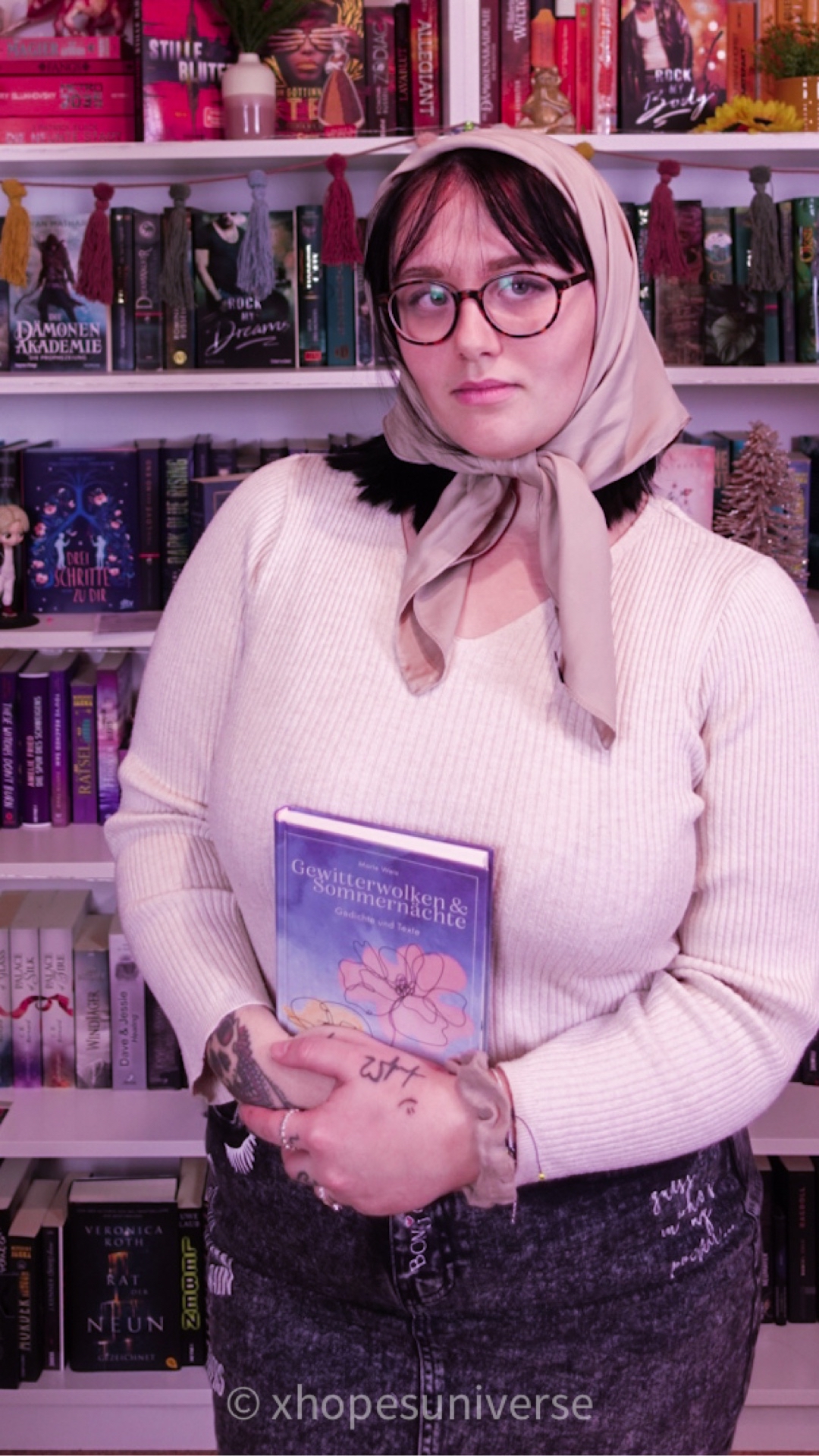 Ein unglaublich schönes Buch! Eine Sammlung ehrlicher, ernster, berührender Gedichte über das Leben, die Liebe, Herzschmerz, Depression und Unsicherheiten! Sehr authentisch 💕