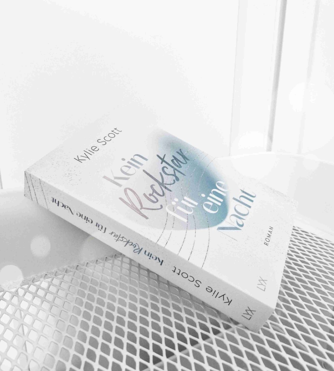 Ein wirklich tolles Buch für zwischendurch mit einigem Spice. Genau das was ich aktuell gebrauch habe. Auch wenn ich gestehen muss, das hier die Handlung doch eher nebensächlich bzw. recht oberflächlich ist. Aber wenn man darauf Lust hat, macht man damit nichts falsch.