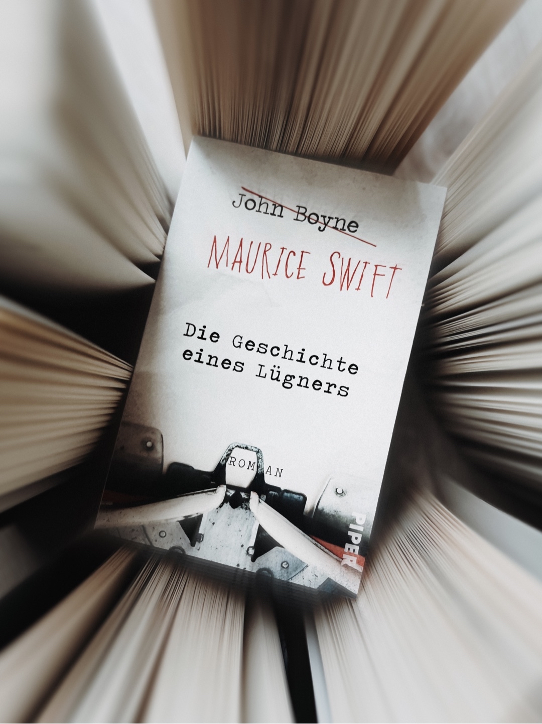 Ein grandioses Buch, welches über einen Manipulator schlechthin berichtet. So viel Emotionen in Form von Hass für einen Protagonisten zu entwickeln, das muss man erstmal schaffen.