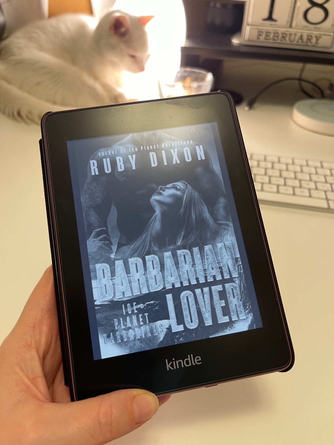 Diesmal mit mehr Handlung als in den ersten beiden Teilen 😁😇 - dennoch hat es mich gut unterhalten. Weil ich nicht warten wollte, bis das (deutsche) Taschenbuch bei mir ankommt, habe ich das E-Book auf Englisch gelesen. Hat auch super geklappt, ist total leicht verständlich und der nächste Band ist bereits (wieder auf Englisch) auf meinem Kindle eingezogen. Bin echt gespannt, wie es mit den Mädels auf dem Eisplaneten Not-Hoth weitergeht. 👽🛸😱 Die Autorin hat für den nächsten Band ja einen echt fiesen Cliffhanger eingebaut. (Dennoch ist das Buch in sich abgeschlossen.)