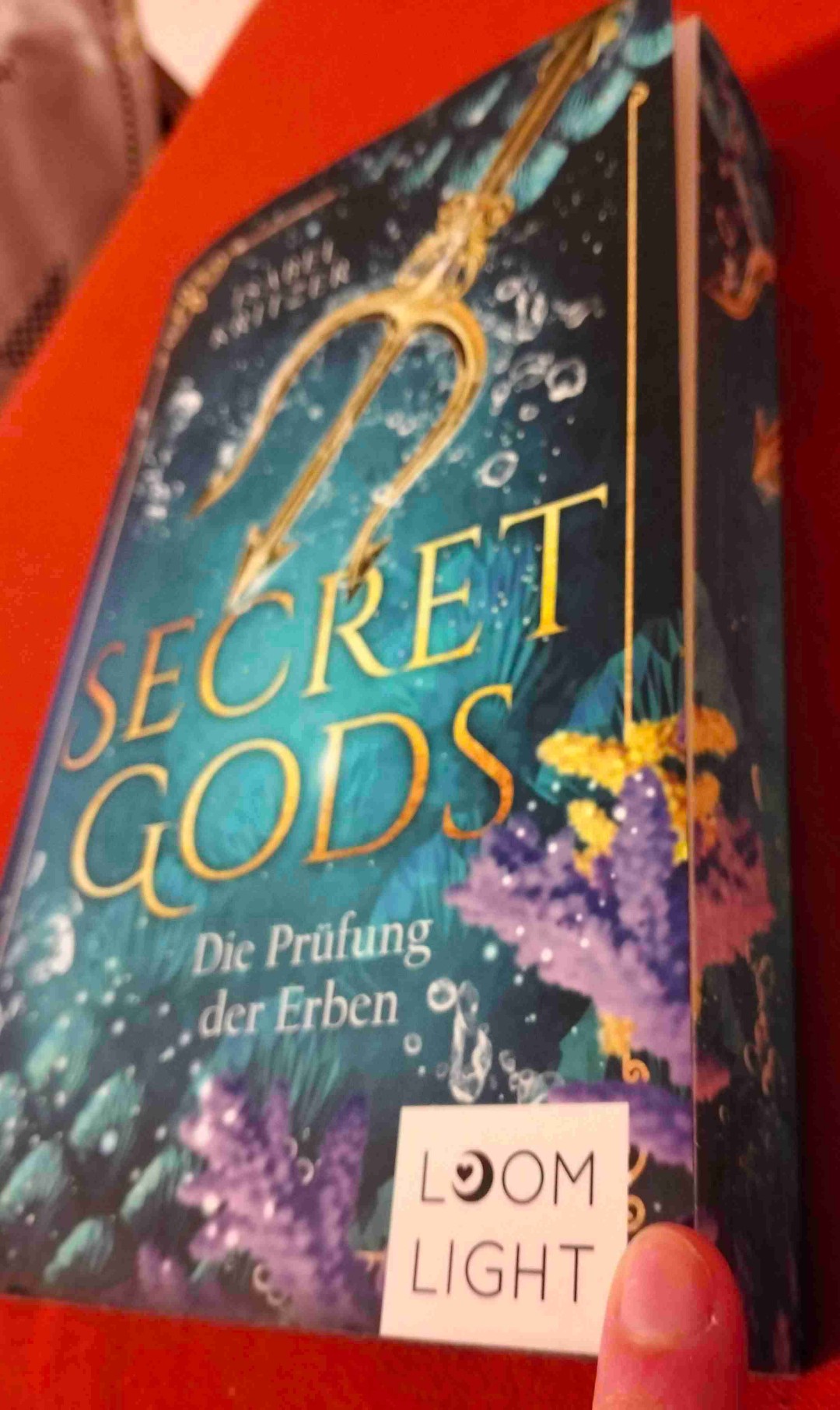 Ist in Ordnung zu lesen, hab aber mehr erwartet 😅🫤
Der Schreibstil ist angenehm zu lesen, allerdings zieht sich alles, in den ersten 150 Seiten geht es nur um die Anreise. Die Liebesgeschichte ist mir zu platt, oberflächlich und irgendwie zu einfach. Die spricht mich leider nicht an. Die Hintergrundgeschichte könnte noch spannend werden, bin auf den zweiten Band gespannt. Das Mafia-Geschäft finde ich zu sehr konstruiert und irgendwie erzwungen. Ebenso die Mermaid Games, hier hätte ich mir viel mehr erwartet! Das Konzept in der Form finde ich merkwürdig, genauso die verschiedenen Aufgaben.