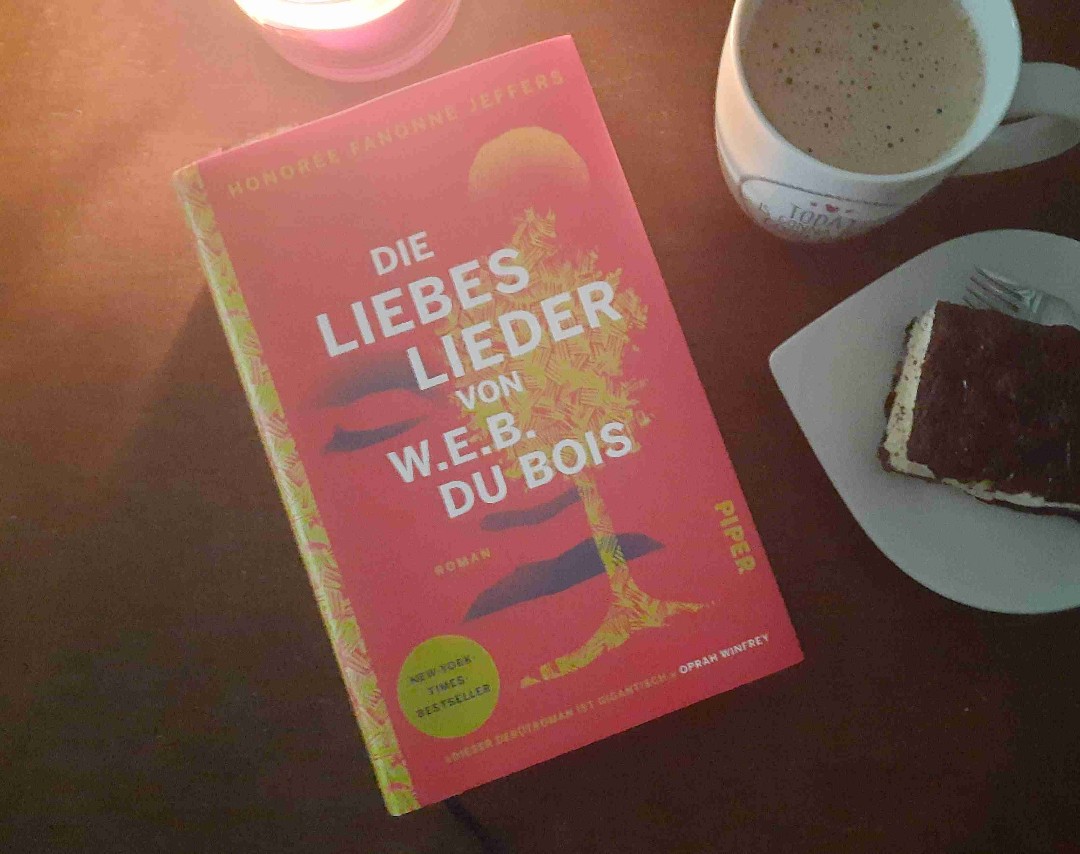 Ein fiktionaler, historischer Roman, der mich sehr ergriffen und mir mehr als einmal einen Kloß im Hals beschert hat.