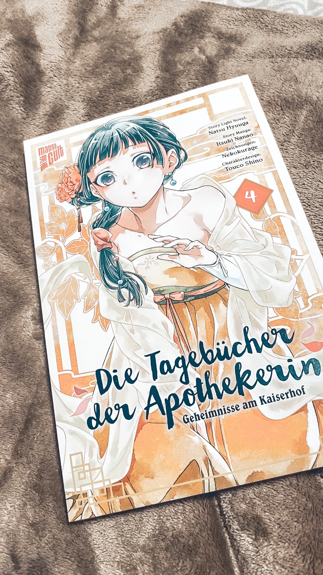 Dieser Manga wird von Band zu Band immer besser und spannender. Besonders liebe ich Maomao einfach, besonders auch die Beziehung zwischen ihr und Jinshi. Die beiden passen einfach zu gut zusammen. 😂