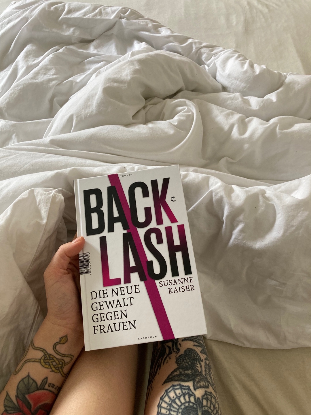 Der Feminismus hat in den letzten Jahren gesellschaftlich ein Umdenken veranlasst. Gleichzeitig schrauben Länder wie die USA oder Polen Gesetze wie das Abtreibungsgerecht zurück. Wie es zu diesen Backlashes kommt analysiert Susanne Kaiser astrein. Da war sehr viel Neues dabei. Mochte ich.