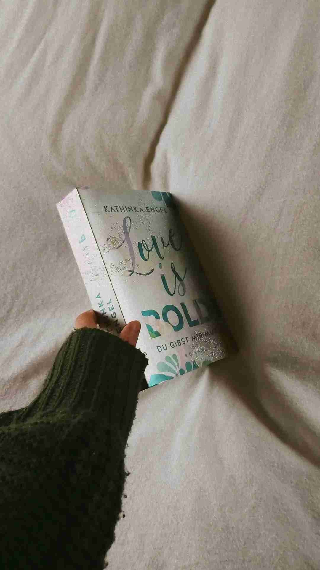 »Ihr Strahlen ist so breit, dass es mich bis ins Herz trifft. Ein süßer, schöner Stich durchzuckt mich. Es ist das Gefühl, etwas Lostbares gefunden zu haben.«