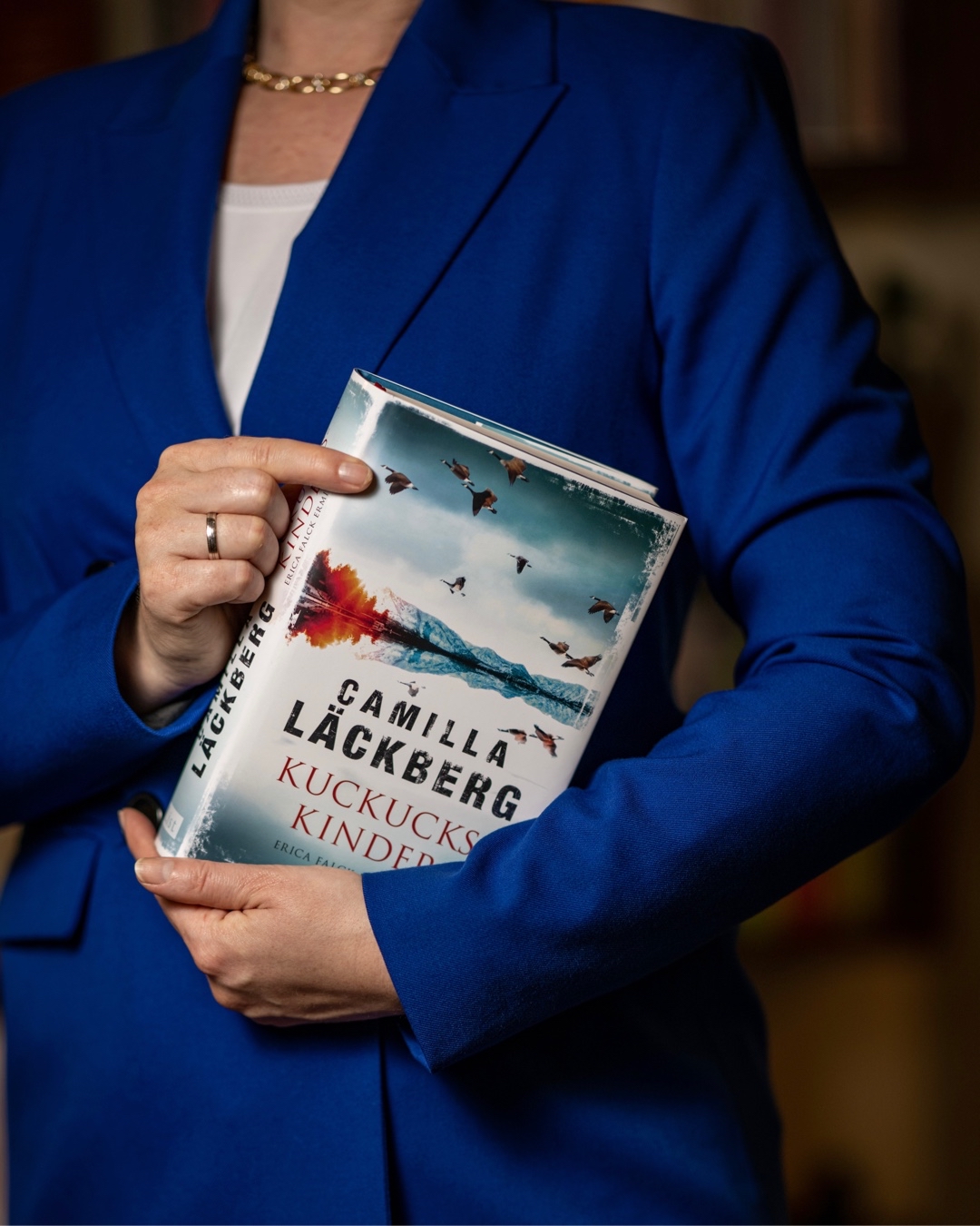 Ein gelungener, detailreicher Schwedenkrimi, der immer wieder mit überraschenden Wendungen aufwarten kann und somit bis zum Ende hin die Spannung aufrecht hält.