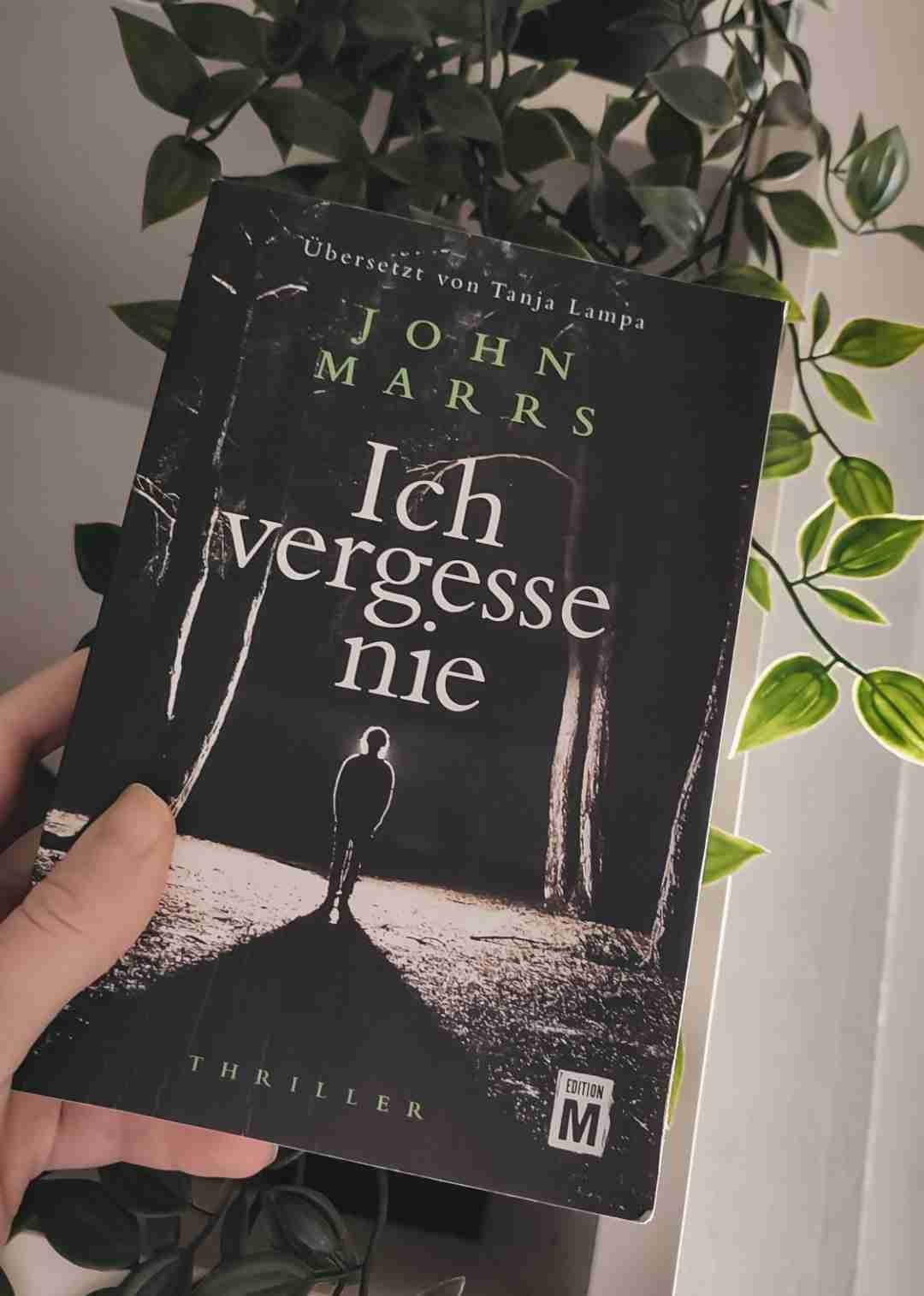 Spannender Thriller und vor allem das Ende hat mir sehr gut gefallen. Der Perspektivenwechsel war jedoch ab und zu etwas uneindeutig. Leider hatte das Buch nicht die selbe "Magie" wie die anderen Bücher des Autors, weshalb es "nur" 3* von mir bekommt - einfach, weil die Messlatte durch seine anderen Bücher so hoch war. Nichtsdestotrotz kann ich den Thriller guten Gewissens weiterempfehlen!
