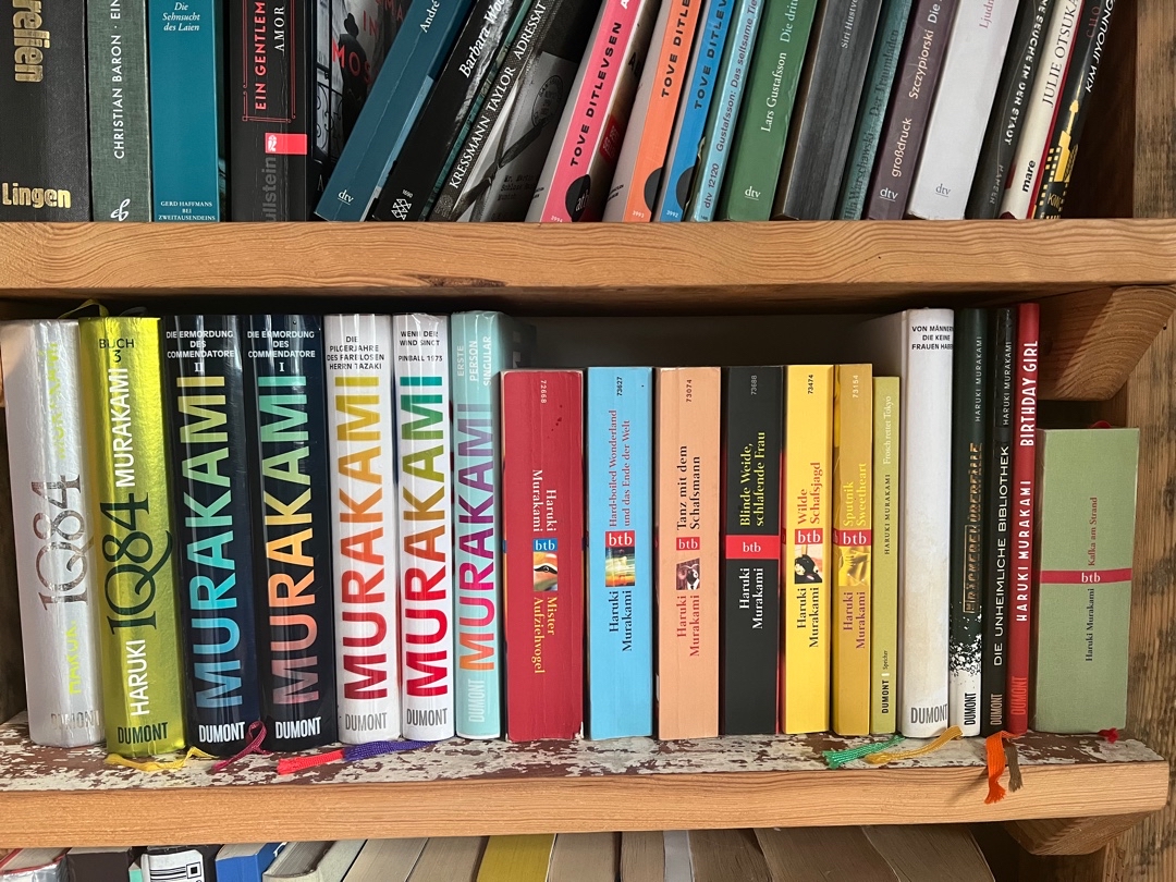 Das erste Buch das ich von Haruki gelesen habe und gleichzeitig der Beginn einer Faszination für seine Bücher. Mr. Aufziehvogel gehört meiner Meinung nach mit zu seinen besten Büchern, direkt neben „Kafka am Strand“. Doch überzeugt euch selbst 🌸