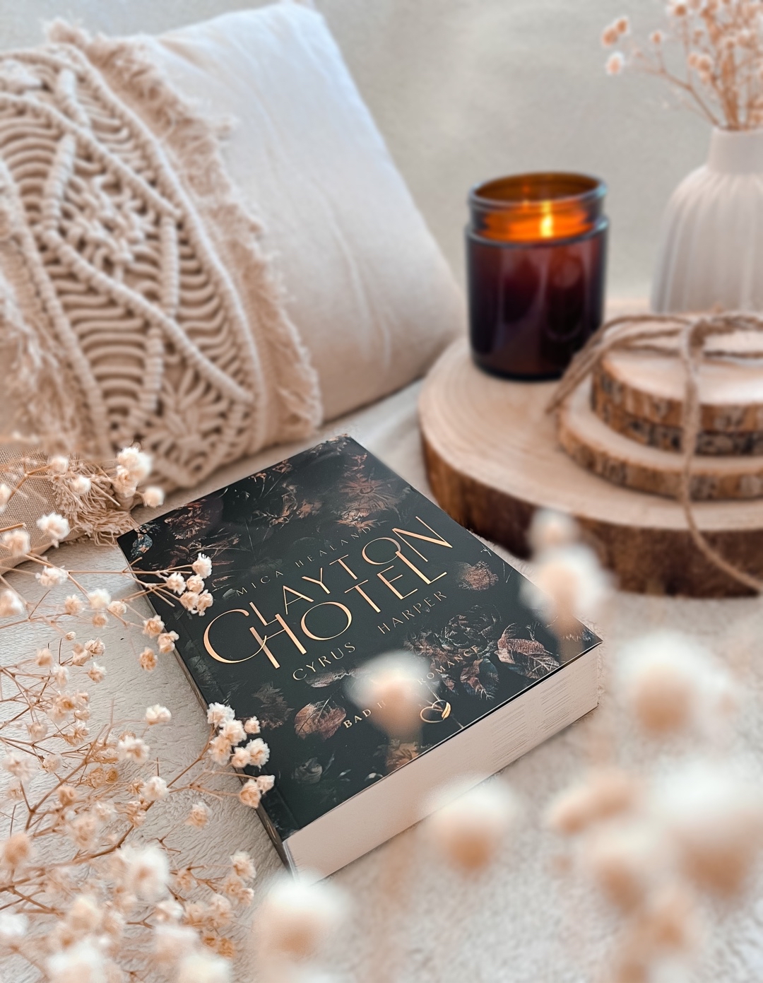 Clayton Hotel ist ein spannender, leidenschaftlicher und düsterer Auftakt. Der Schreibstil macht süchtig und auch das Setting ist perfekt für eine Bad Hero Romance. Die beiden Charaktere machen eine tolle Entwicklung durch und das Buch eignet sich wiederum hervorragend für Einsteiger in das Genre Dark Romance.