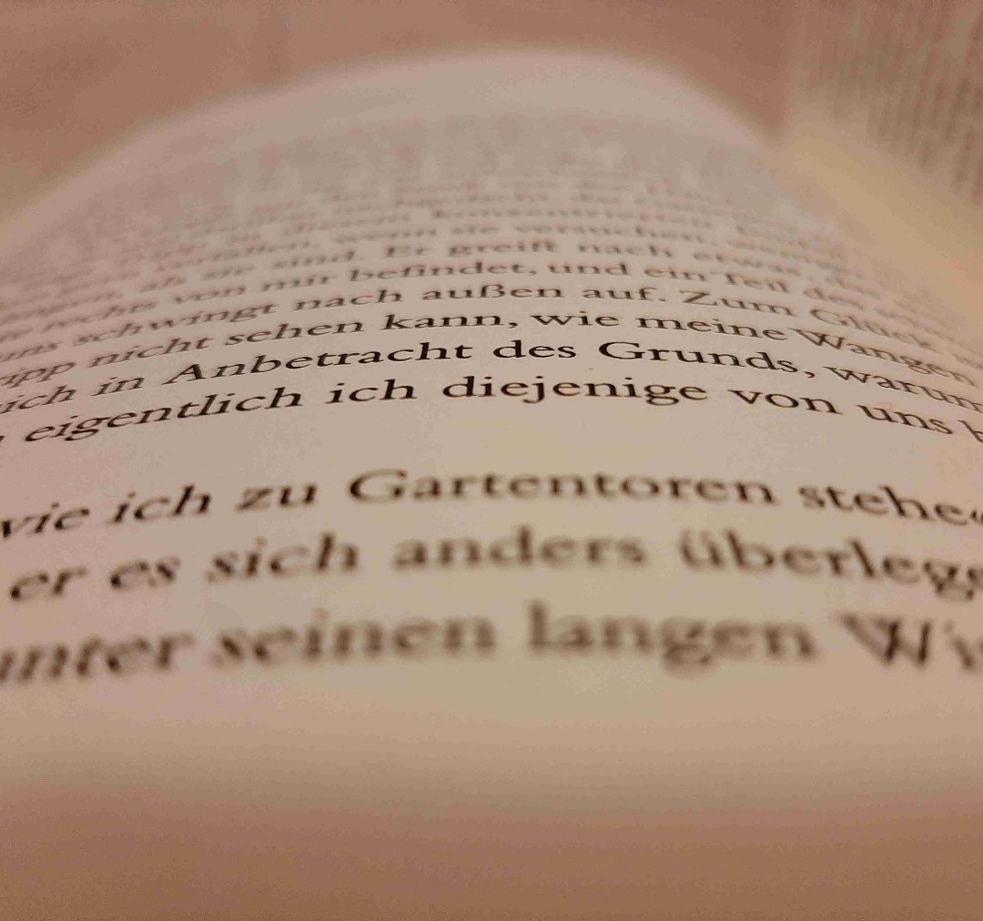 Buch was okay.
Bin etwas enttäuscht vom Buch.
Die ermittlung hat erst bei der ca. 250 Seite angefangen.Was für mich persönlich zu spät ist.
☆Doch das wurde dann spannender und spannender deshalb 3,5 sterne ☆
Die Ermittlung war mir einfach zu spät :(