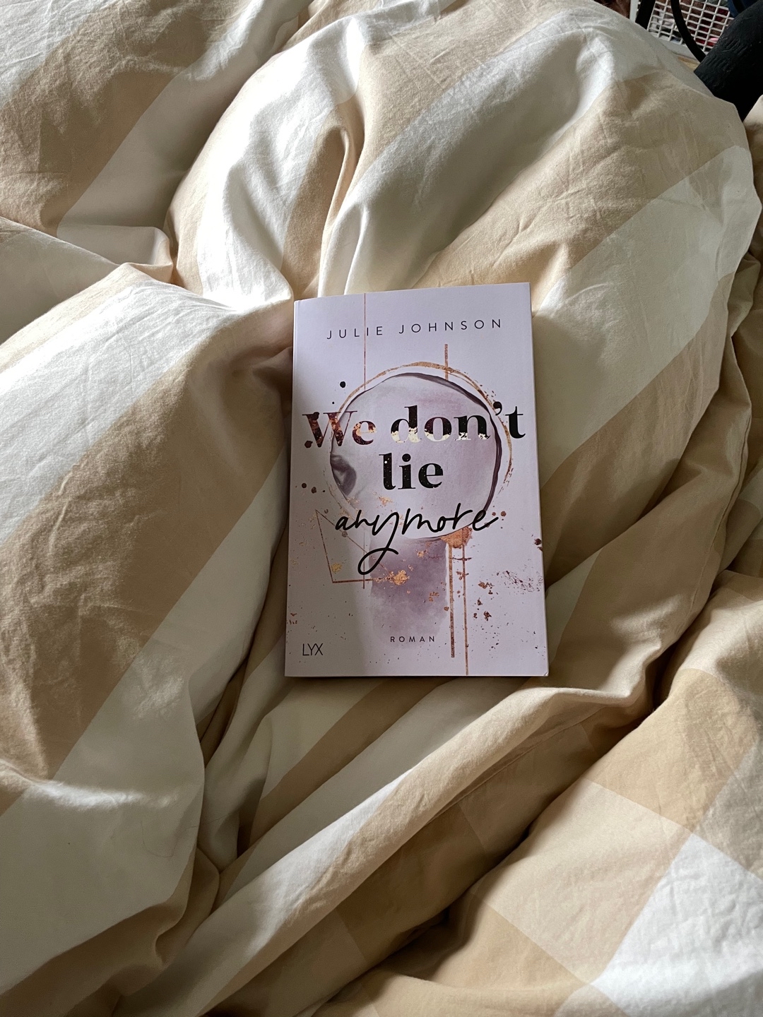„Ich liebe dich. Ich werde dich bis zu meinem letzten Atemzug lieben. Bis ich diese Erde verlasse. Und wenn es ein Leben nach dem Tod gibt, werde ich dich auch dort lieben.“ - es war bittersüß, leidenschaftlich, echt… 
Ein Buch, das Gegensätze, Trauer und Liebe, Nähe und Distanz und viele mehr, geschickt zu einem absoluten Highlight verwebt.