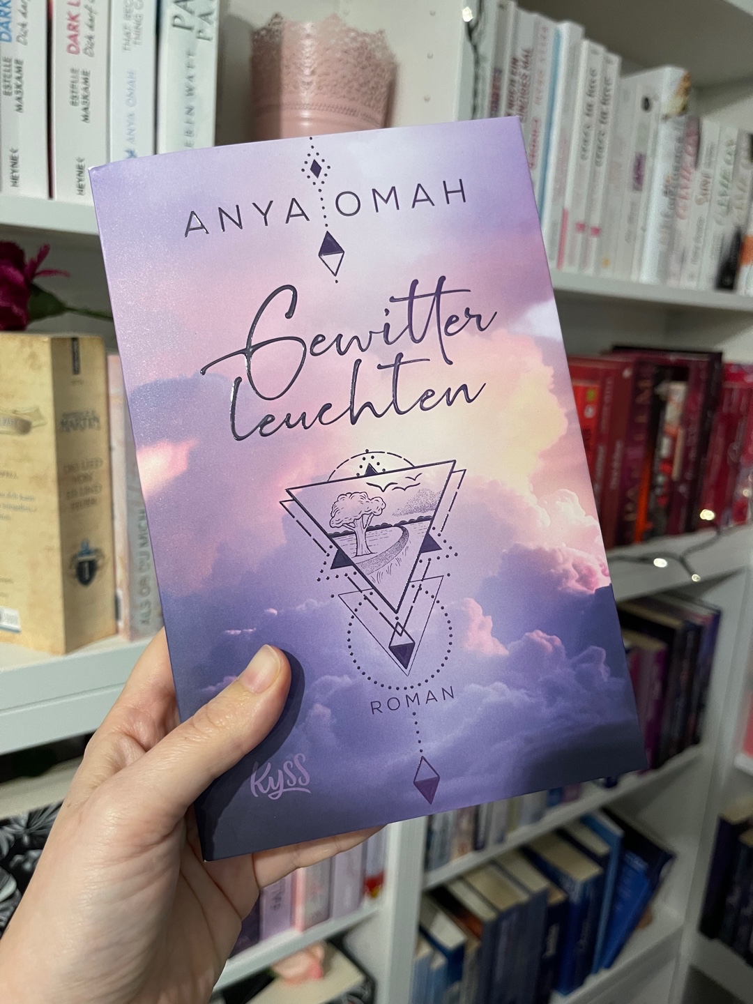 Eine unglaublich rührende und bewegende Geschichte über Verluste, Trauerbewältigung, Enemies to Lovers und Freundschaften. Anya Omah versteht es einfach, Emotionen so authentisch zu transportieren, dass man sie mit den Protagonisten hautnah miterlebt. Ein wirklich schöner Abschluss der Sturm-Trilogie, der mich nicht nur einmal zu Tränen gerührt hat. Absolute Leseempfehlung!
