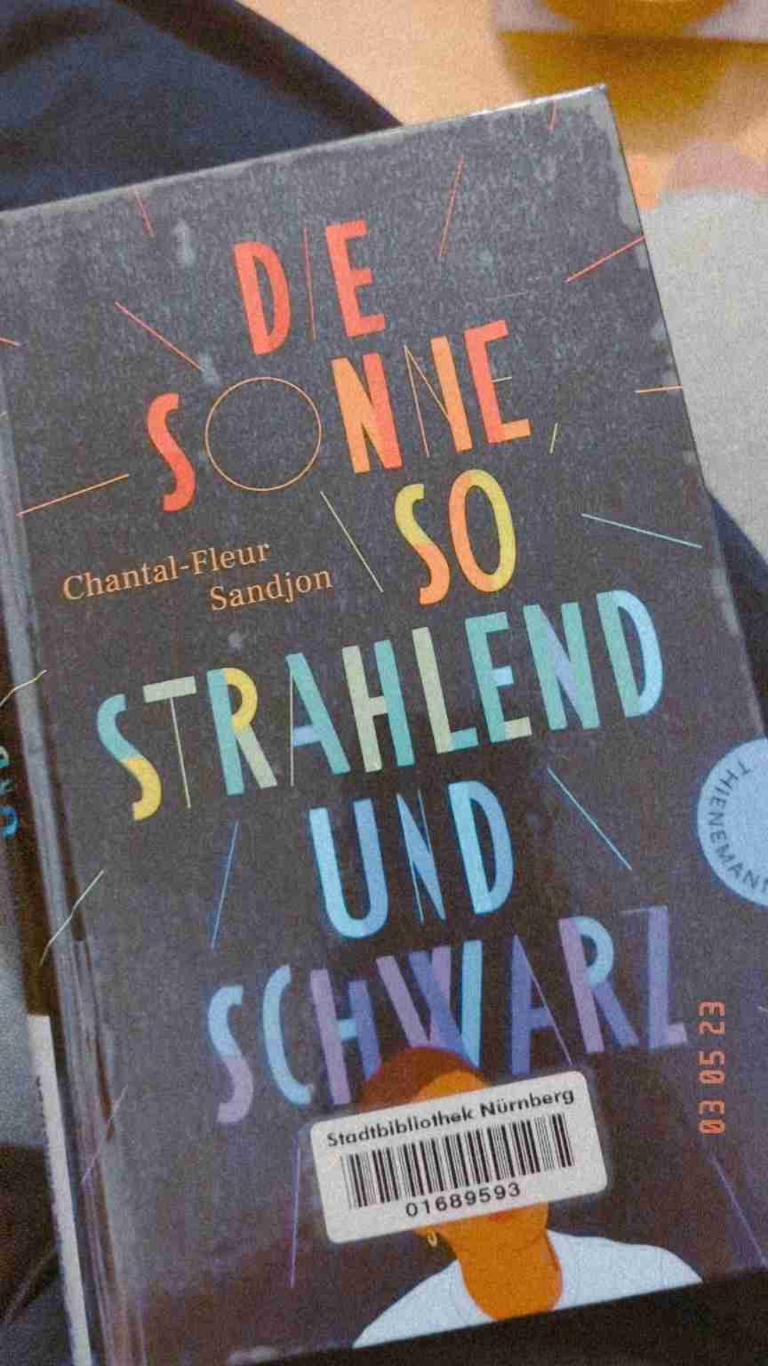 Run, dont walk to your local bookstore(or library)!
Ich kann jetzt mit Sicherheit sagen, dass dieser Roman zu den Besten Jugendbüchern die ich bisher gelesen habe zählt. Poetisch, voller Kraft und Liebe, voller Schmerz.
CN für häusliche Gewalt, Rassismus und Lesbenfeindlichkeit