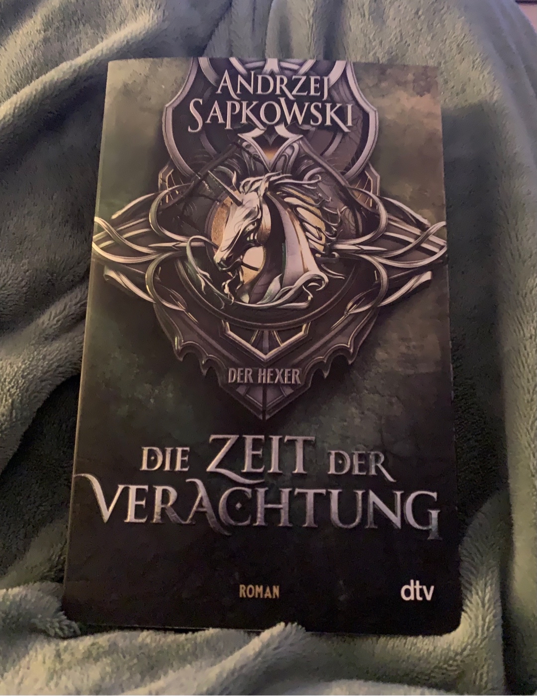 In diesem Teil, prasseln etliche Charaktere auf einen ein, so dass man schnell den Überblick verliert. Zwischen den politischen Geplänkeln, was nicht unbedingt meins ist, ist es aber sehr gut zu lesen und auch spannend. Aber natürlich möchte ich wissen wie es weiter geht, und deshalb lese ich jetzt gleich darauf den nächsten Teil.