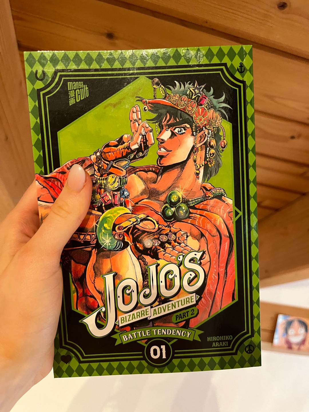 #MangaYear2023 Nr. 137 | Jojo Part 2 Band 1 *Rezensionsexemplar | Ich mag den Auftakt schonmal sehr! Es ist auf jeden Fall anders als Part 1 und ich finde das Setting besser als in Part 1. Diskrimierung wird behandelt und auch die damilige deutsche Geschichte…spannend! Die Kämpfe stecken voller Details und sind eine Kunst für sich, aber ich muss sagen, dass es mir irgendwie schwerfällt den Bewegungen zu folgen. Die sind oftmals sehr „komplex“😂 Aber ich hatte meinen Spaß und kann Band 2 nicht erwarten! Meine endgültige Rezension folgt am Ende von Part 2🤗 Ich lese die Reihe gemeinsam mit LazyLiterature!