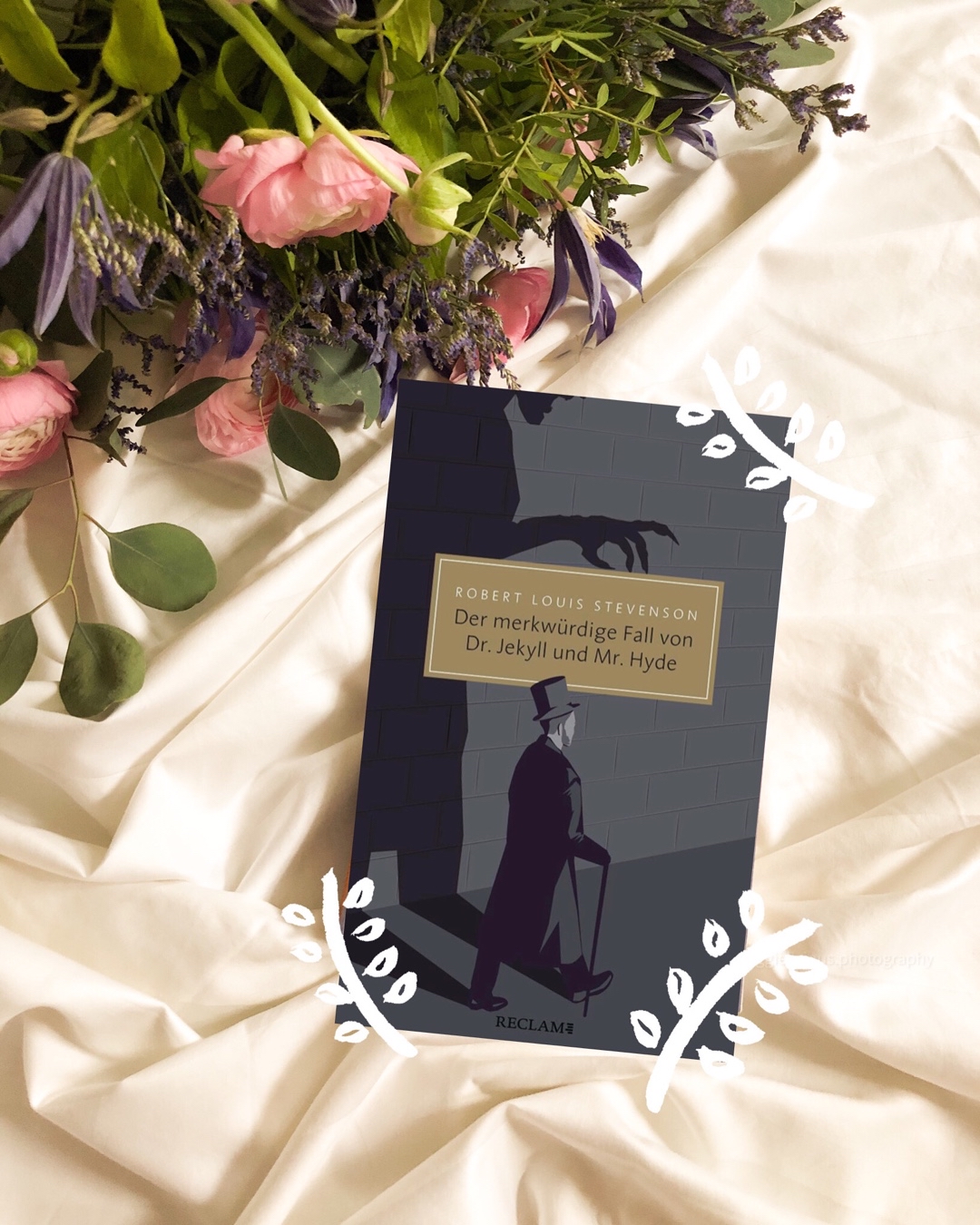 Kann es total empfehlen, vor allem, wenn ihr gern mal etwas ganz anderes lesen wollt. ❤️
Rating 4/5 ⭐️⭐️⭐️⭐️