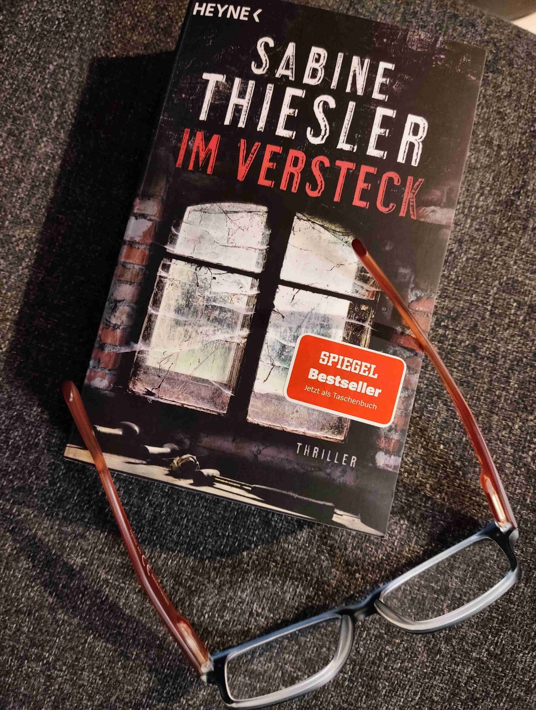 Mich hat das Buch mitgerissen und an meine Grenzen gebracht. Als Mutter geht solch ein Thema nicht spurlos an mir vorbei. Stilistisch hatte das Buch einige Längen und Schwächen aber ich gebe dennoch 4,5 von 5 Sternen.