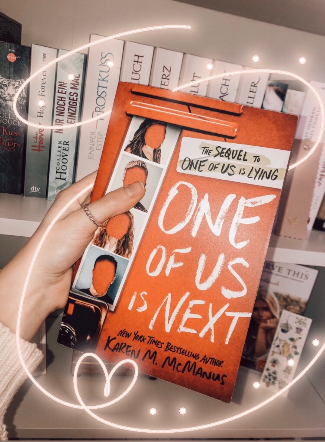 „Simon‘s home, but someone‘s determined to keep his legacy at Bayview High alive.“