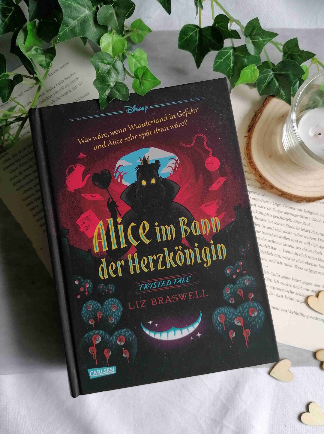 Die Geschichte zeigt das bereits bekannte Wunderland in einem neuen Licht und lässt uns Alice als nun junge Erwachsene noch einmal neu erleben. Man trifft auf viele bereits bekannte und beliebte Figuren und erlebt gemeinsam mit ihnen den Wahnsinn des Wunderlandes. Von der Handlung her konnte die Geschichte mich nicht komplett von sich überzeugen. Sie hat sich für mich dann doch zu oft im Irr- und Unsinn verloren, sodass die Spannung etwas auf der Strecke blieb und tiefere Emotionen bei mir auch nicht wirklich aufkamen.